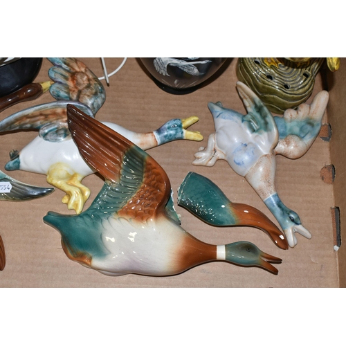 316 - A BOX OF BIRD THEMED CERAMICS, to include a Crown Devon vase and matching table lamp base, decorated... 