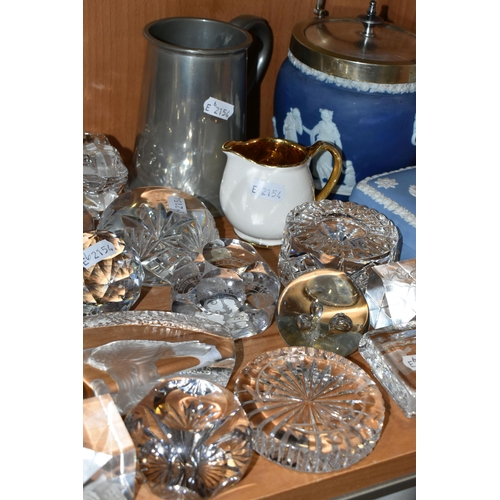 344 - A GROUP OF CERAMICS, GLASS AND METALWARE, to include a Wedgwood blue dipped Jasperware biscuit barre... 