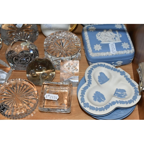 344 - A GROUP OF CERAMICS, GLASS AND METALWARE, to include a Wedgwood blue dipped Jasperware biscuit barre... 