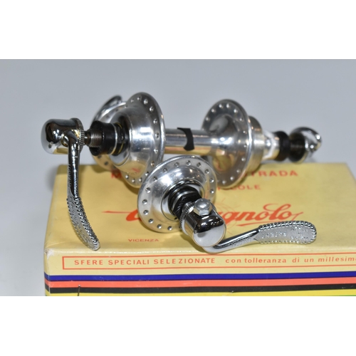 354 - A VINTAGE BOXED SET OF ITALIAN 'CAMPAGNOLO' FLANGE PICCOLE, Mozzi Record Strada -flange Piccole bicy... 