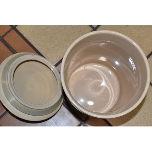 359 - THREE PIECES OF LE CREUSET KITCHENWARE, comprising a black Le Creuset oven dish 13-28, a cream utens... 