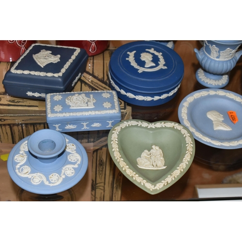 384 - A GROUP OF WEDGWOOD AND OTHER CERAMICS, comprising two Portmeirion Susan Williams-Ellis design Willi... 