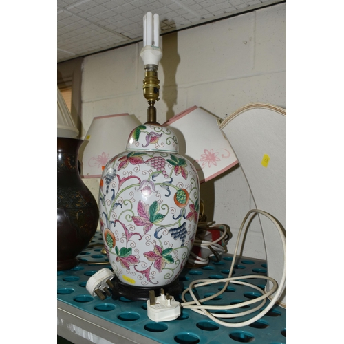 482 - A GROUP OF TABLE LAMPS AND A CLOISONNÉ VASE, comprising four assorted table lamps with shades and a ... 