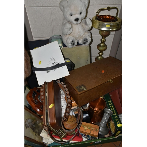 432 - ONE BOX AND LOOSE MISCELLANEOUS SUNDRIES, to include a hand hammered copper box containing a set of ... 