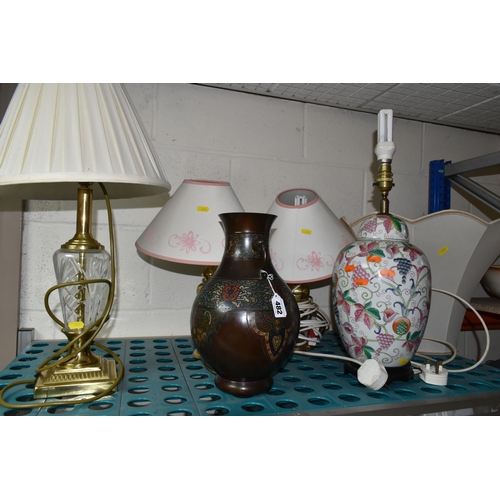 482 - A GROUP OF TABLE LAMPS AND A CLOISONNÉ VASE, comprising four assorted table lamps with shades and a ... 