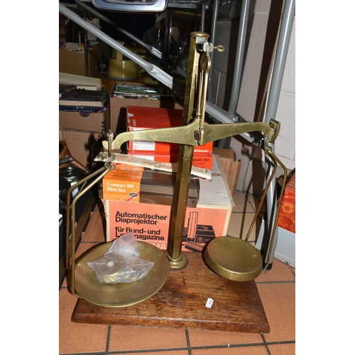 521 - A BOX AND LOOSE METALWARE AND SLIDE PROJECTING EQUIPMENT, to include a set of W & T Avery brass bala... 