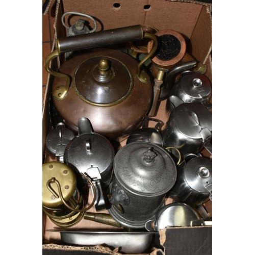 521 - A BOX AND LOOSE METALWARE AND SLIDE PROJECTING EQUIPMENT, to include a set of W & T Avery brass bala... 