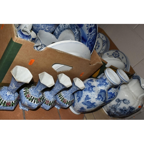 556 - TWO BOXES AND LOOSE BLUE AND WHITE CERAMICS, to include a Minton Willow pattern biscuit barrel, a Ge... 