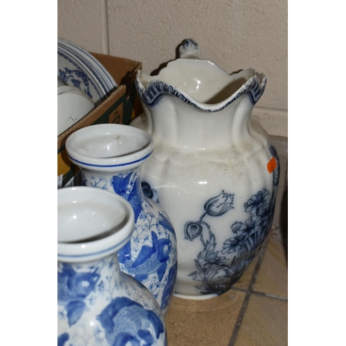 556 - TWO BOXES AND LOOSE BLUE AND WHITE CERAMICS, to include a Minton Willow pattern biscuit barrel, a Ge... 