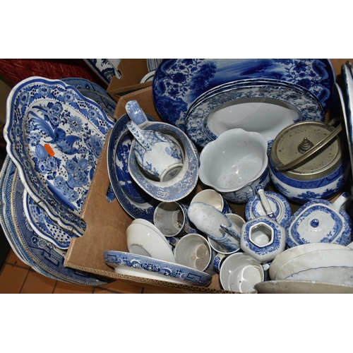 556 - TWO BOXES AND LOOSE BLUE AND WHITE CERAMICS, to include a Minton Willow pattern biscuit barrel, a Ge... 