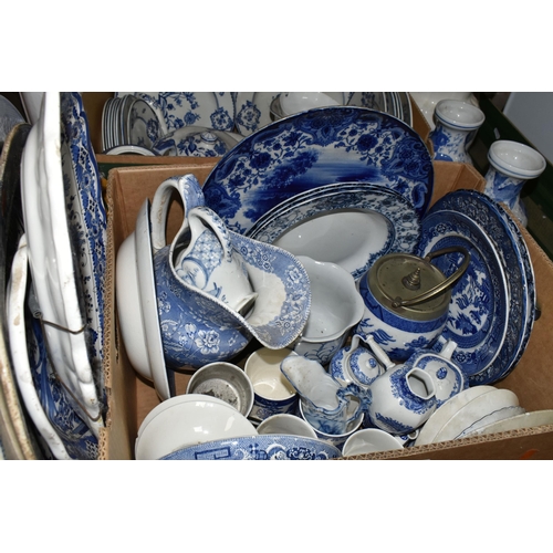 556 - TWO BOXES AND LOOSE BLUE AND WHITE CERAMICS, to include a Minton Willow pattern biscuit barrel, a Ge... 