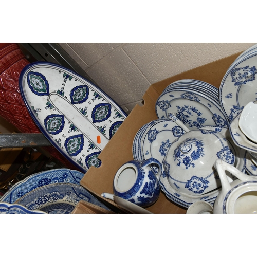 556 - TWO BOXES AND LOOSE BLUE AND WHITE CERAMICS, to include a Minton Willow pattern biscuit barrel, a Ge... 