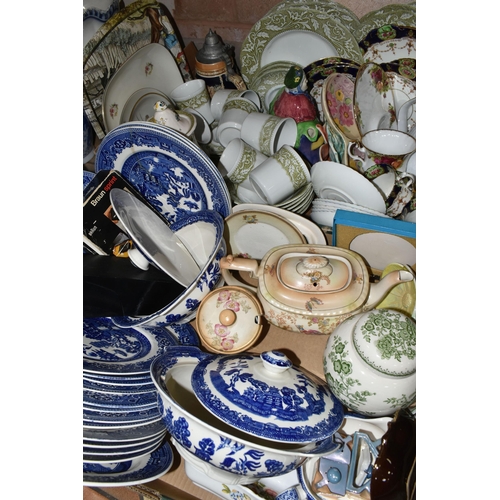 557 - TWO BOXES OF CERAMICS, to include a twenty two piece Willow pattern part dinner service by Alfred Me... 