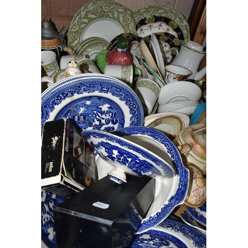 557 - TWO BOXES OF CERAMICS, to include a twenty two piece Willow pattern part dinner service by Alfred Me... 