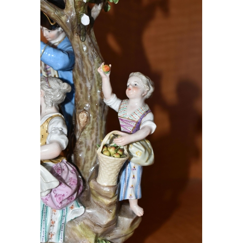 721 - A LATE 19TH CENTURY MEISSEN PORCELAIN FIGURE GROUP OF A COURTING COUPLE BENEATH A TREE WITH FLOWERS,... 