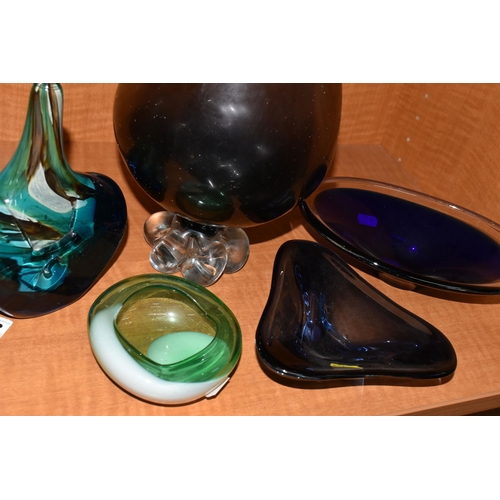 748 - FIVE PIECES OF SECOND HALF 20TH CENTURY COLOURED GLASS, including a Mdina fish vase, dated 1979 to t... 