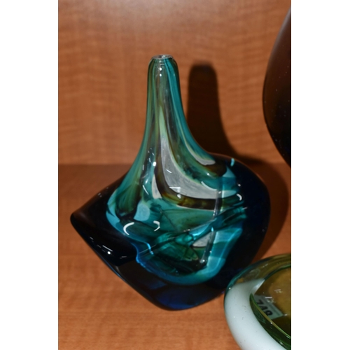 748 - FIVE PIECES OF SECOND HALF 20TH CENTURY COLOURED GLASS, including a Mdina fish vase, dated 1979 to t... 