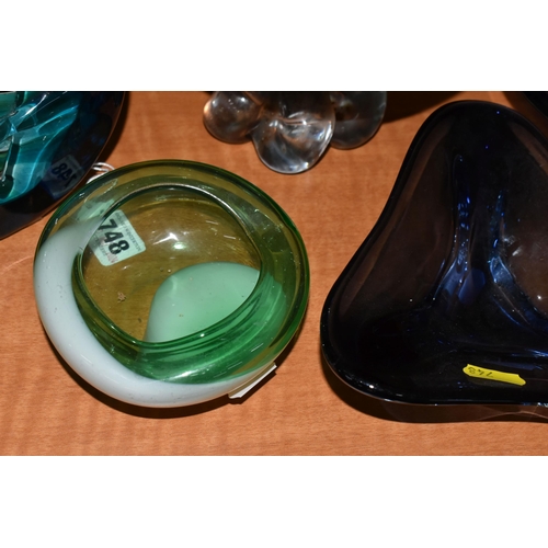 748 - FIVE PIECES OF SECOND HALF 20TH CENTURY COLOURED GLASS, including a Mdina fish vase, dated 1979 to t... 