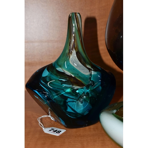 748 - FIVE PIECES OF SECOND HALF 20TH CENTURY COLOURED GLASS, including a Mdina fish vase, dated 1979 to t... 