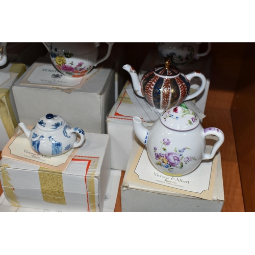 762 - A COLLECTION OF TWELVE BOXED FRANKLIN MINT 'THE VICTORIA & ALBERT MUSEUM PORCELAIN TEAPOT COLLECTION... 