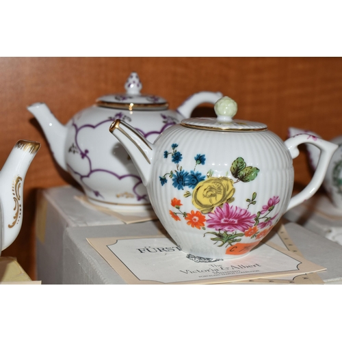 762 - A COLLECTION OF TWELVE BOXED FRANKLIN MINT 'THE VICTORIA & ALBERT MUSEUM PORCELAIN TEAPOT COLLECTION... 