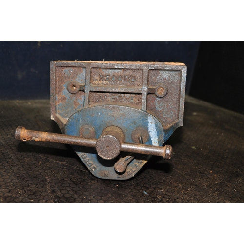 1051 - A RECORD No52 1/2 E WOODWORKING VICE with 9in jaws and quick release lever (Condition Report: some s... 