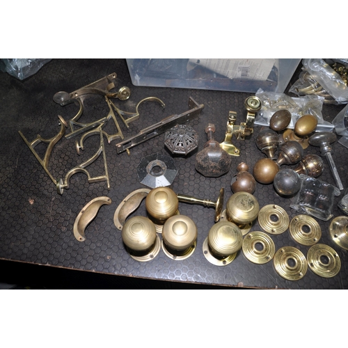 1065 - TWO TRAYS CONTAINING VINTAGE AND REPRODUCTION BRASS DOOR FURNITURE AND HARDWARE including door handl... 