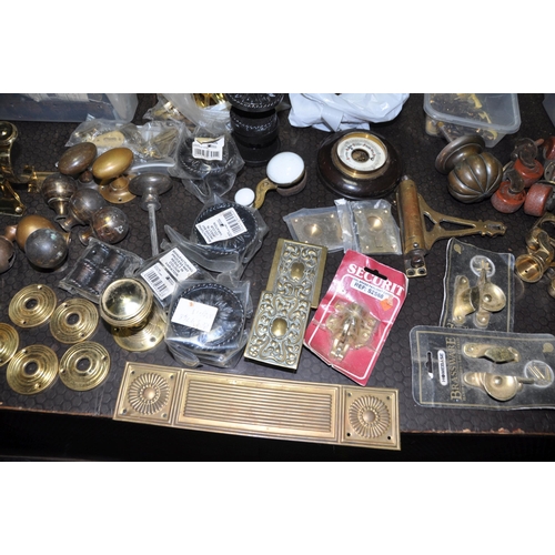 1065 - TWO TRAYS CONTAINING VINTAGE AND REPRODUCTION BRASS DOOR FURNITURE AND HARDWARE including door handl... 