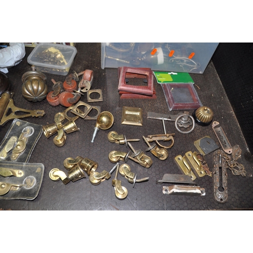 1065 - TWO TRAYS CONTAINING VINTAGE AND REPRODUCTION BRASS DOOR FURNITURE AND HARDWARE including door handl... 