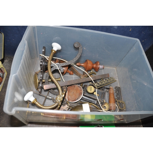 1065 - TWO TRAYS CONTAINING VINTAGE AND REPRODUCTION BRASS DOOR FURNITURE AND HARDWARE including door handl... 