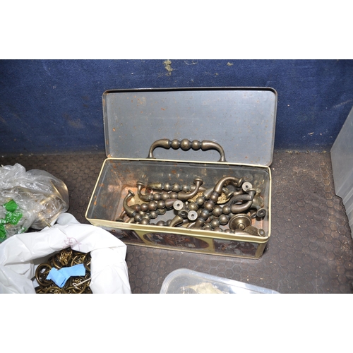 1065 - TWO TRAYS CONTAINING VINTAGE AND REPRODUCTION BRASS DOOR FURNITURE AND HARDWARE including door handl... 