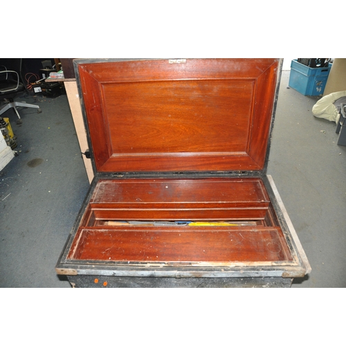 1089 - A LARGE VINTAGE CARPENTERS TOOLBOX with a pine outer carcass, steel banding, mahogany top, interior ... 