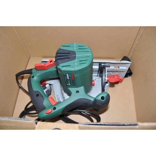 1065 - A BRAND NEW IN BOX BOSCH PKS55 CIRCULAR SAW 240v (no PAT due to new and unused), a tool rack and a m... 