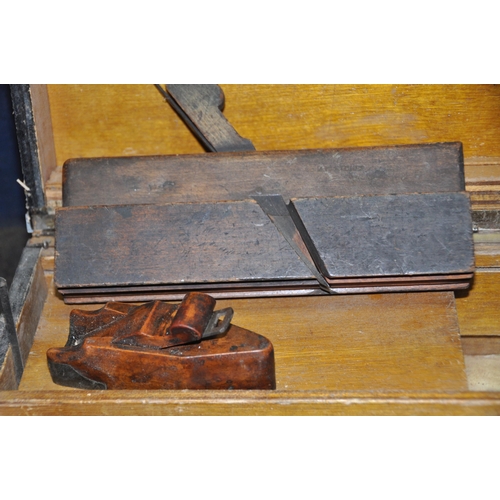 1072 - A VINTAGE CARPENTERS TOOLBOX CONTAINING TOOLS including a brass footed wooden rebate plane, a tiny o... 