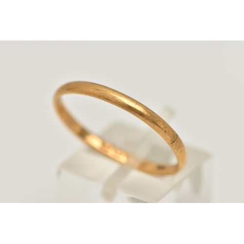 29 - A 22CT GOLD BAND RING, an AF band ring, approximate width 2mm, hallmarked 22ct Birmingham, approxima... 