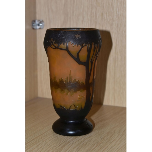 349 - AN ART DECO CAMEO GLASS VASE, bares a cameo signature to the body Daume- Nancé, brown cameo against ... 