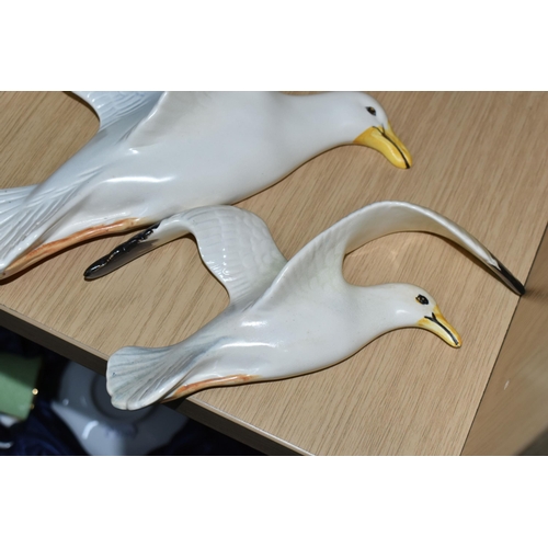 353 - A GROUP OF THREE GRADUATED BESWICK SEAGULLS, Style One- Wings Apart, white matt, designer Mr. Watkin... 