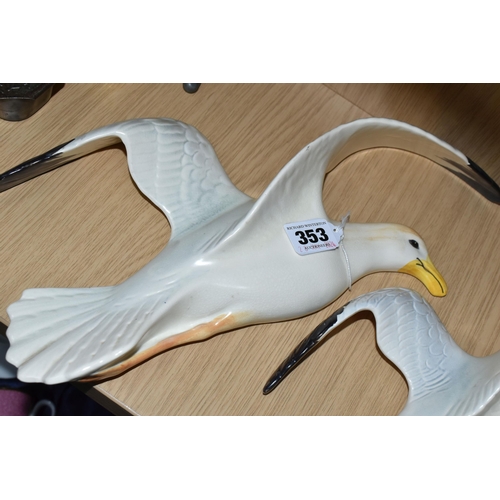 353 - A GROUP OF THREE GRADUATED BESWICK SEAGULLS, Style One- Wings Apart, white matt, designer Mr. Watkin... 