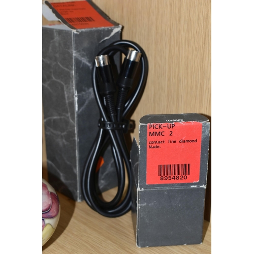 385 - BANG & OLUFSEN: a boxed MMC2 Pick-Up cartridge in sealed packet and a boxed 'Cable for Data Link' 7P... 