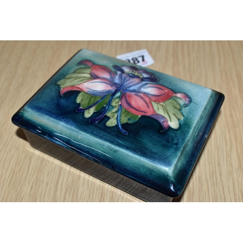 387 - A MOORCROFT POTTERY 'COLUMBINE' PATTERN TRINKET BOX, the cover tube lined with pink and purple colum... 