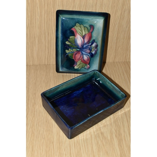 387 - A MOORCROFT POTTERY 'COLUMBINE' PATTERN TRINKET BOX, the cover tube lined with pink and purple colum... 