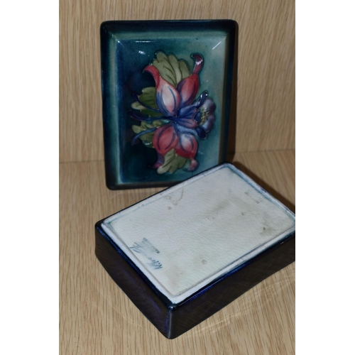 387 - A MOORCROFT POTTERY 'COLUMBINE' PATTERN TRINKET BOX, the cover tube lined with pink and purple colum... 