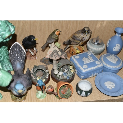 399 - A LARGE GROUP OF CERAMIC AND OTHER GIFTWARE AND ORNAMENTS, to include an Enesco Disney Enchanting Co... 