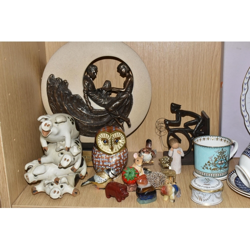 399 - A LARGE GROUP OF CERAMIC AND OTHER GIFTWARE AND ORNAMENTS, to include an Enesco Disney Enchanting Co... 