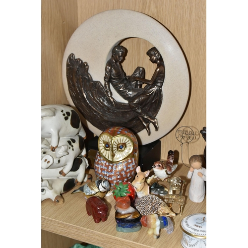 399 - A LARGE GROUP OF CERAMIC AND OTHER GIFTWARE AND ORNAMENTS, to include an Enesco Disney Enchanting Co... 