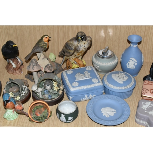 399 - A LARGE GROUP OF CERAMIC AND OTHER GIFTWARE AND ORNAMENTS, to include an Enesco Disney Enchanting Co... 