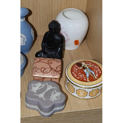 399 - A LARGE GROUP OF CERAMIC AND OTHER GIFTWARE AND ORNAMENTS, to include an Enesco Disney Enchanting Co... 