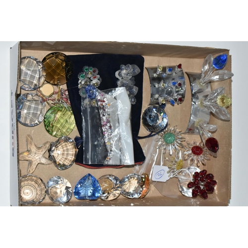 421 - A BOX OF SWAROVSKI CRYSTAL RENEWAL FLOWERS, ETC, to include renewal tulips 2002, 2003 and 2004 with ... 