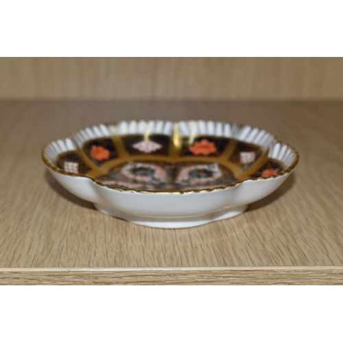 437 - A ROYAL CROWN DERBY OLD IMARI - SOLID GOLD BAND TRINKET DISH, pattern 1128, of floral shape (1) (Con... 