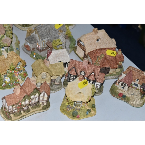 492 - A COLLECTION OF FIFTEEN LILLIPUT LANE, DAVID WINTER AND SIMILAR ORNAMENTS to include 'Big Ben,' 'Jas... 